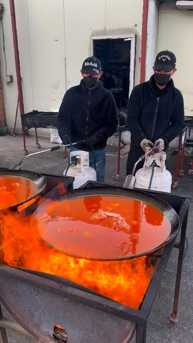 or__and 게시물 이미지: 🔥100% Chicken. 대형솥뚜껑에 활활타도록 끓여주는 솥뚜껑 토종닭볶음탕....