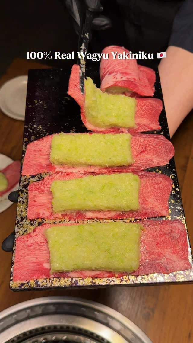 or__and 게시물 이미지: 🇯🇵100% Wagyu. 도쿄. 길-쭉하게 컷팅된 우설위에 다진파를 듬뿍올려...