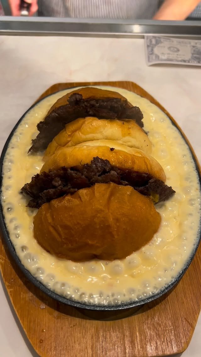 or__and 게시물 이미지: 🇯🇵No.1 Cheese Burger. 도쿄1등 철판에 치즈를 가득붓고컷팅한 버거를...