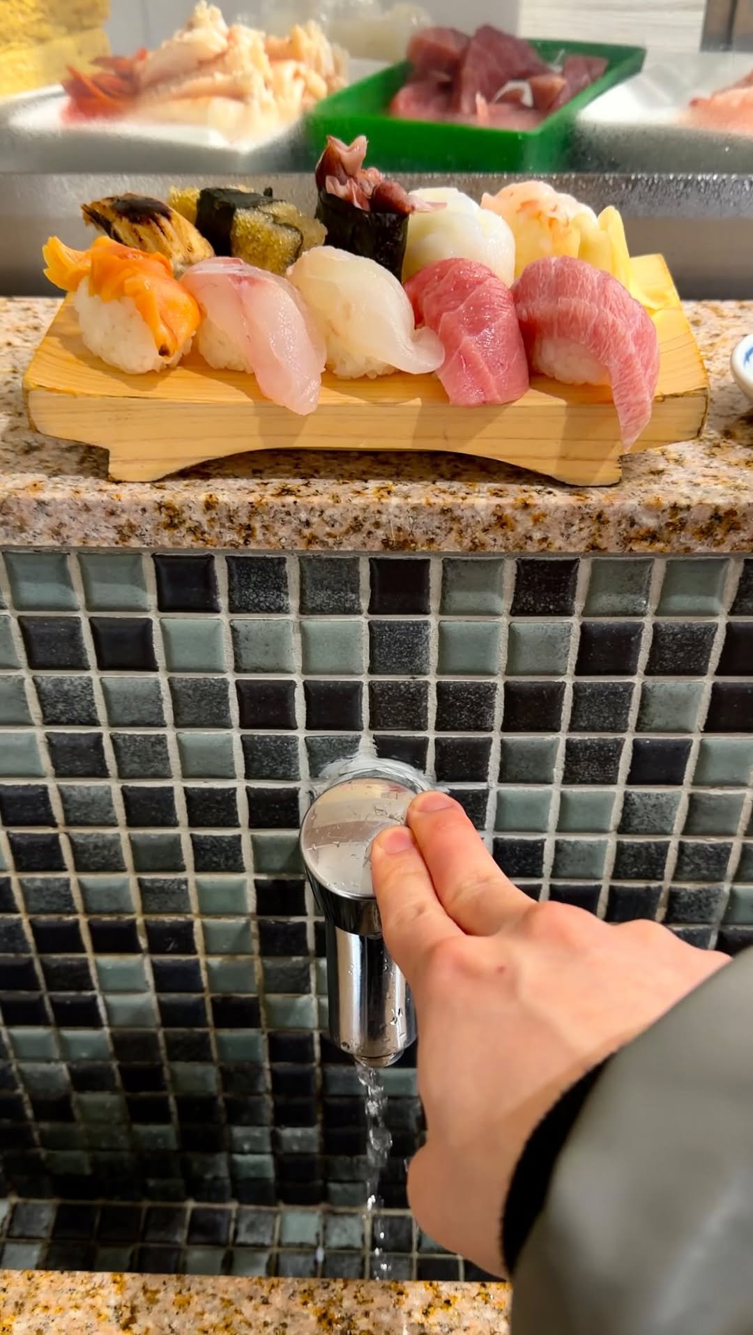 or__and 게시물 이미지: 🇯🇵100%Hand Washing Sushi. ❌젓가락 주지않으셨구요, 카운터에...