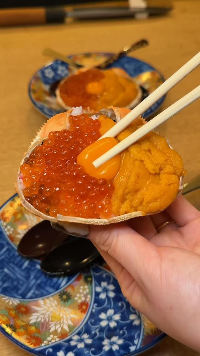 or__and 게시물 이미지: 🇯🇵Black Sushi. 검은색 샤리를 사용하여 만들어주는 카니코우라모리! 우니랑...