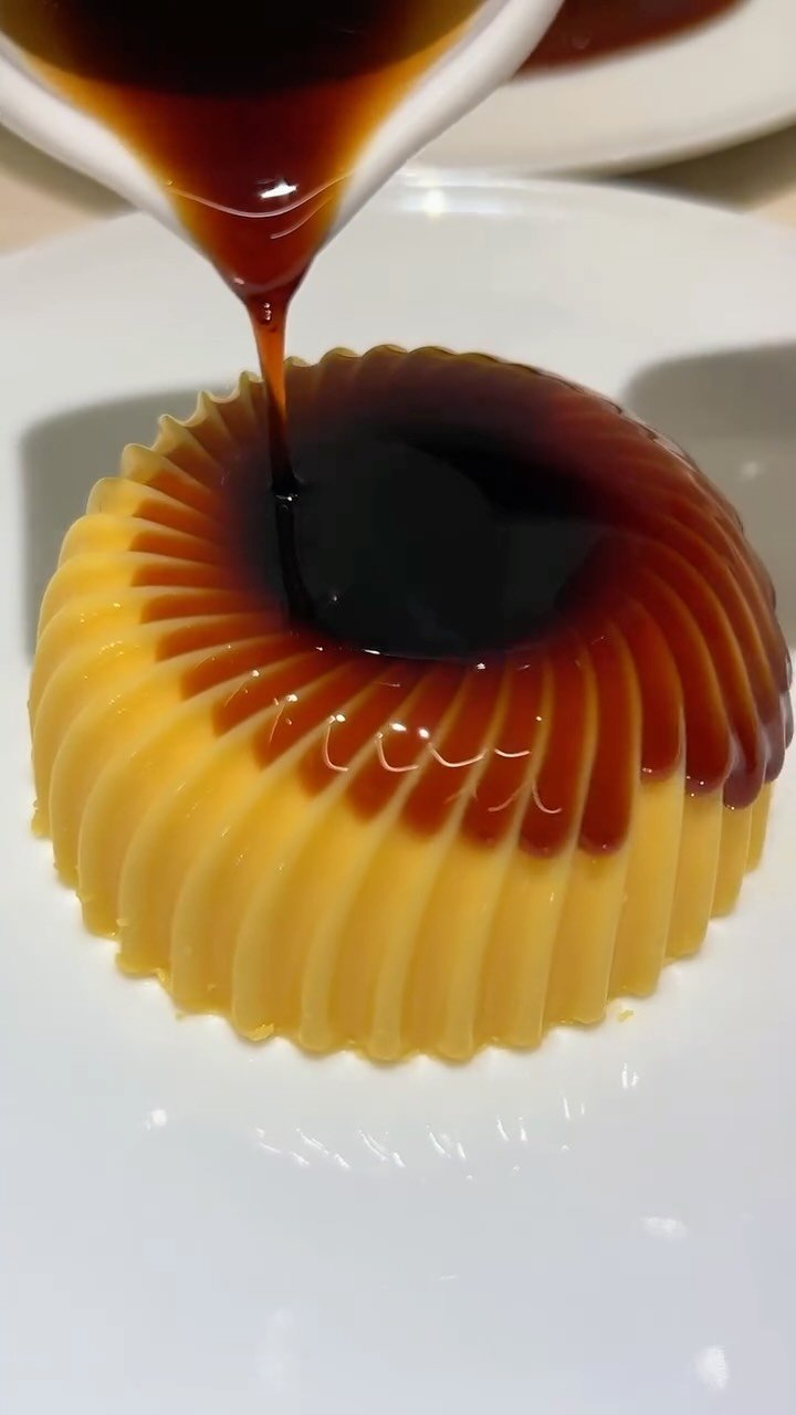 or__and 게시물 이미지: 🍮Real 100% Pudding. 흑당시럽을 중간에 가득 부어주면 드레스처럼...