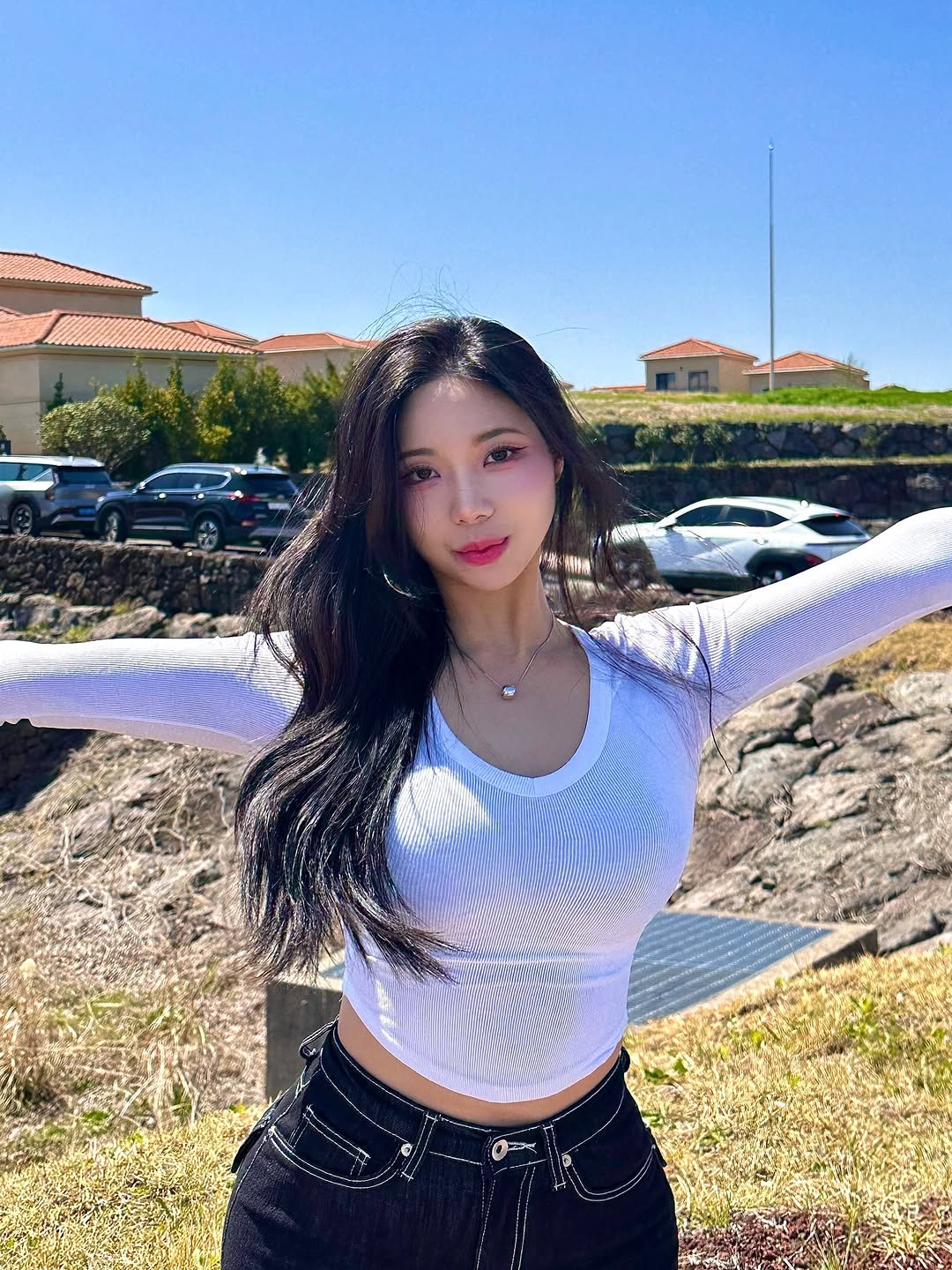 ororada_ 게시물 이미지: 제주도는 설레는 날씨예요🏡💛

내 애착 청바지와 @bigbooty.official...