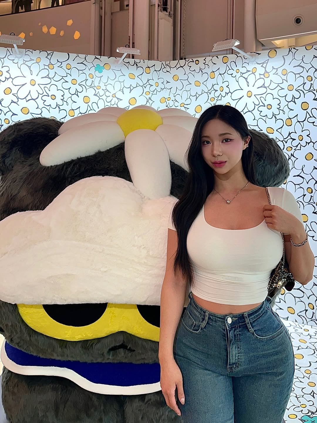 ororada_ 게시물 이미지: 난 흰티에 빅부디청바지핏🪡💙

@bigbooty.official...