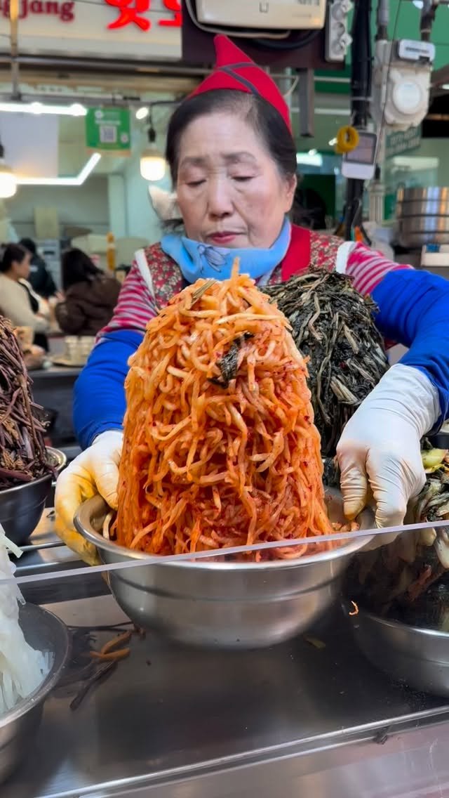osaka_japanesefood 게시물 이미지: 広蔵市場にある､野菜たっぷり健康ビビンバ😋
親子で営むほっこりするお店☺️

頼んだメニュー⬇...