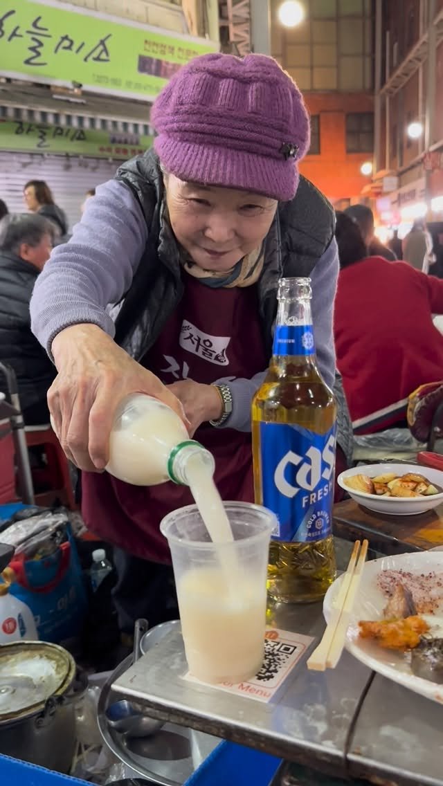 osaka_japanesefood 게시물 이미지: 広蔵市場で40年チヂミを焼き続けるお母さん🇰🇷

チヂミ5000ウォン､マッコリボトルで400...