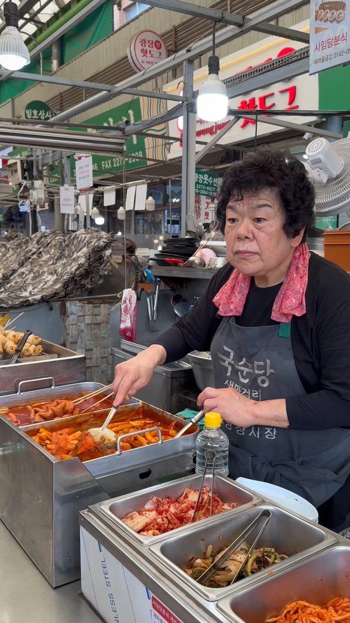 osaka_japanesefood 게시물 이미지: 広蔵市場に美味しすぎる5000₩キンパ😋
少し辛いけどオジンオチョッカル(辛いイカ)キンパが...
