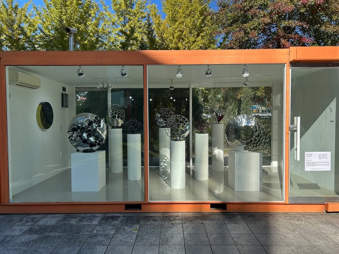 Photo by 오산시립미술관 on November 03, 2025. May be an image of sliding door.