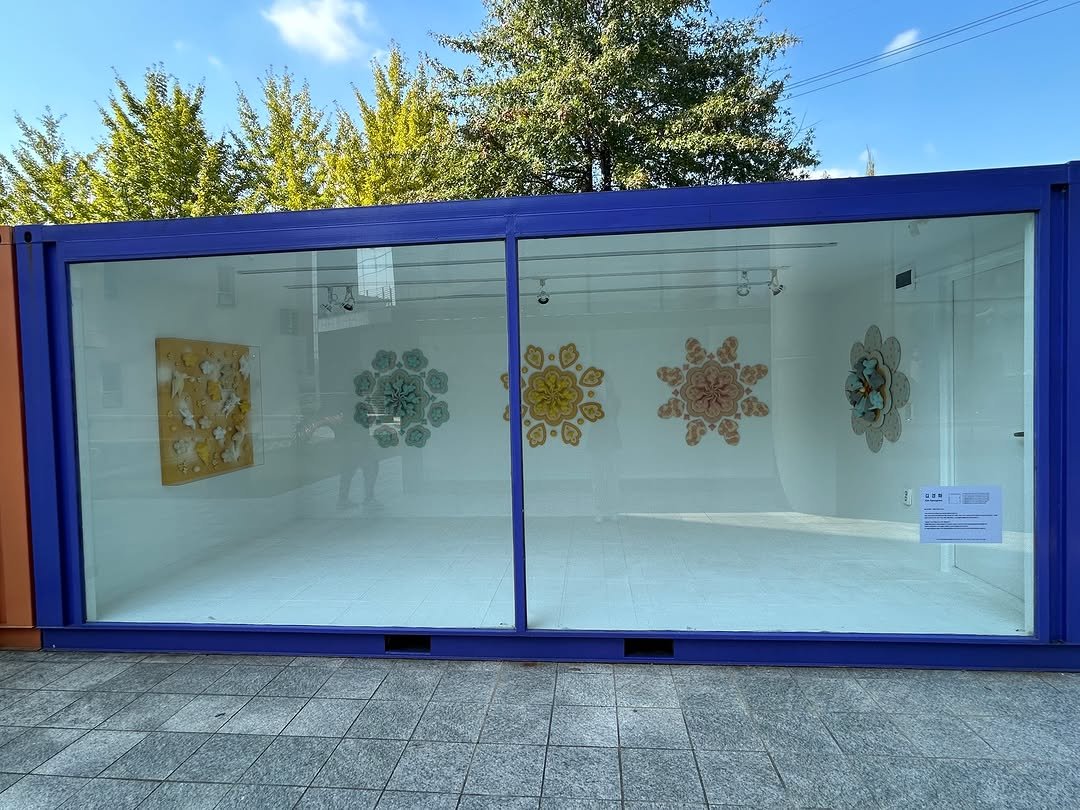 Photo by 오산시립미술관 on November 03, 2025. May be an image of container, display case and text.