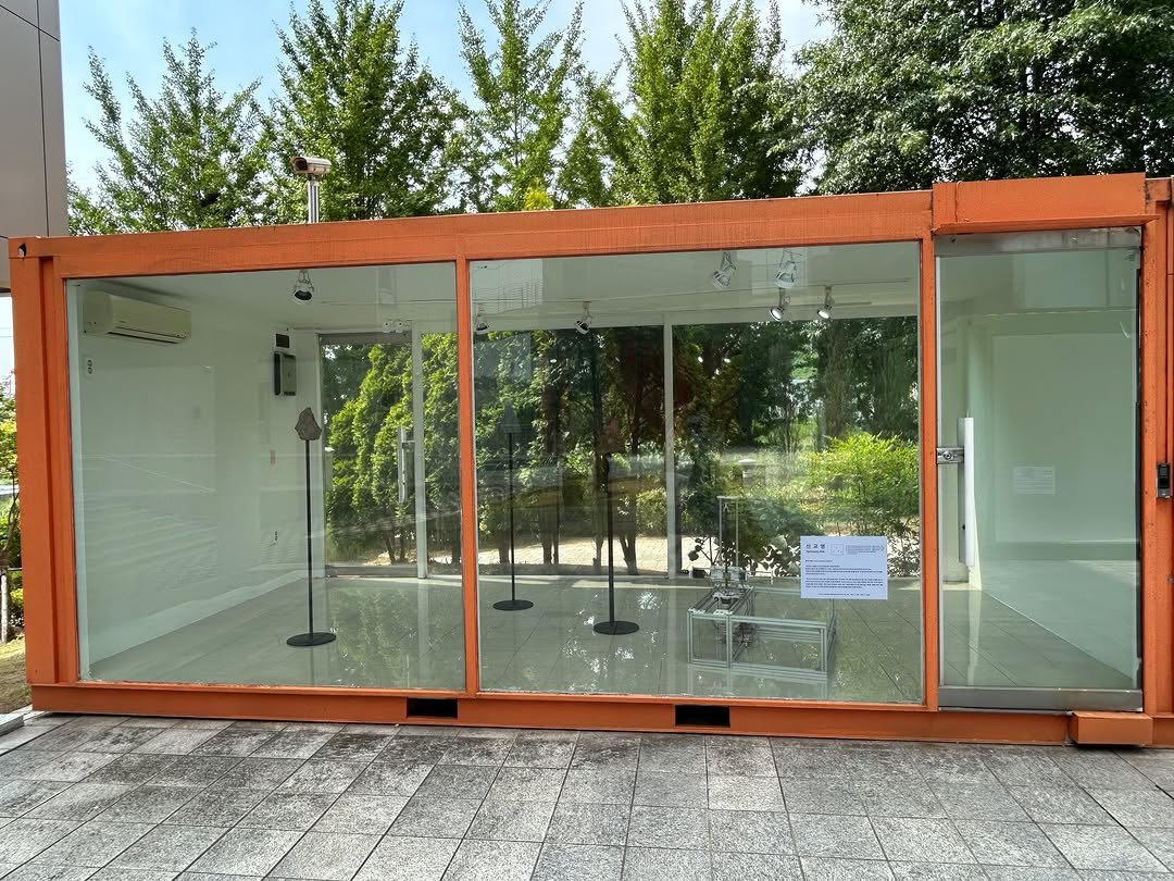 Photo by 오산시립미술관 on August 11, 2025. May be an image of sliding door.