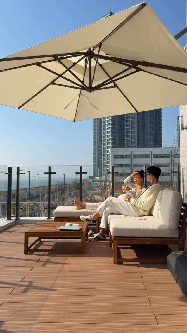 ou.life 게시물 이미지: 햇살이 부드럽게 내려앉은 테라스☀️

바쁘게 흘러가던 세상과는 조금 떨어진 이...
