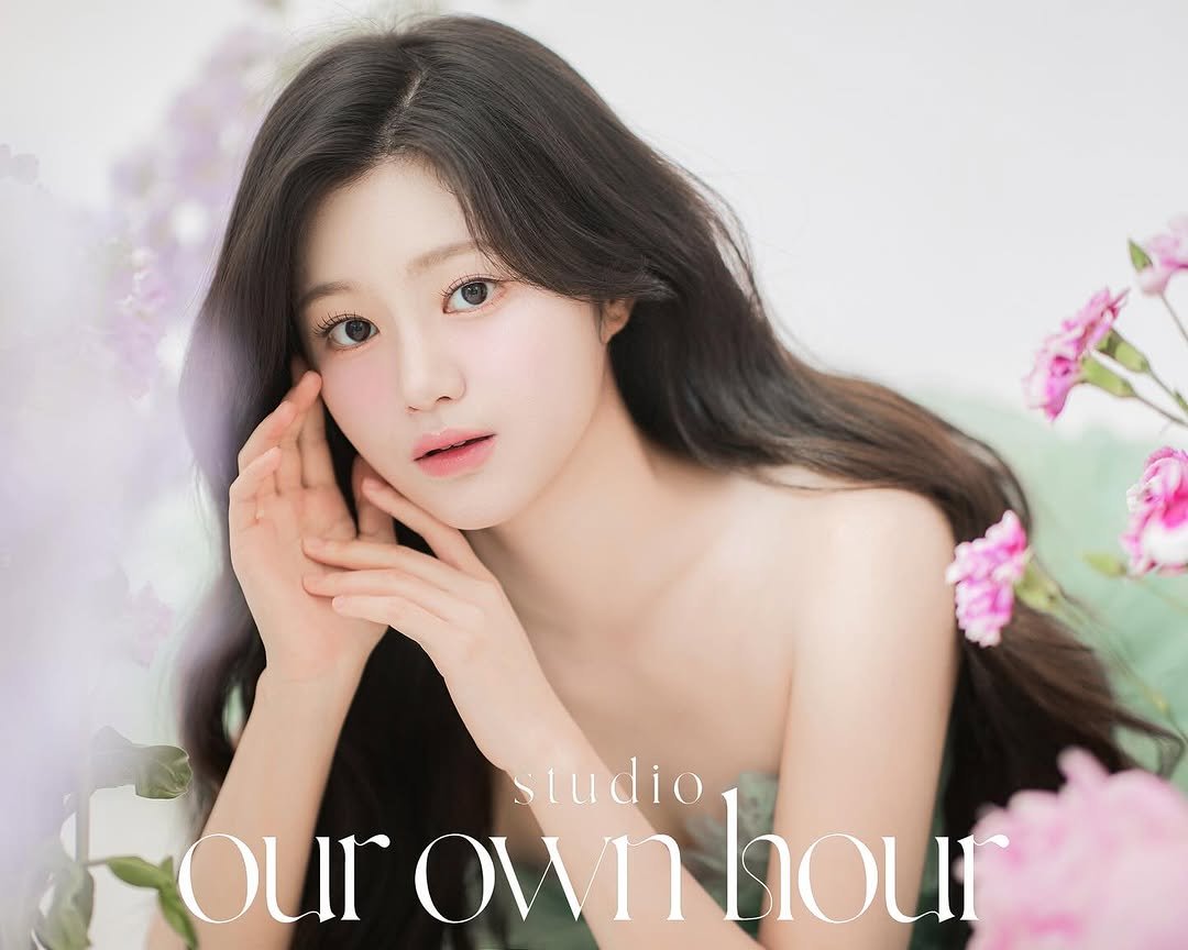 Photo by 아워오운아워 l 배우프로필 l 플라워화보 l 한복화보 | on July 01, 2025. May be an image of 1 person, hair and text that says 'studio our own vnhou'.