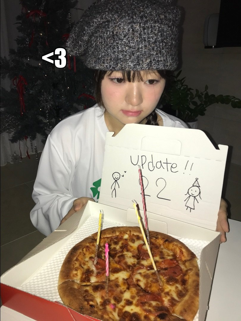 Photo by 쑤 on November 25, 2025. May be an image of pizza, pie, beret and text that says '<3 3 update!! R2 2'.