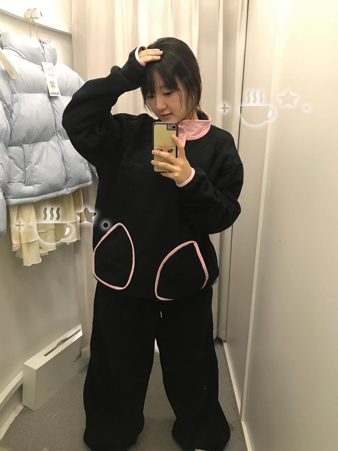 Photo shared by 쑤 on November 21, 2025 tagging @ames_worldwide. May be an image of duffle coat, goosedown coat, snowsuit, sweatpants, fleece, parka, sweatsuit and text.