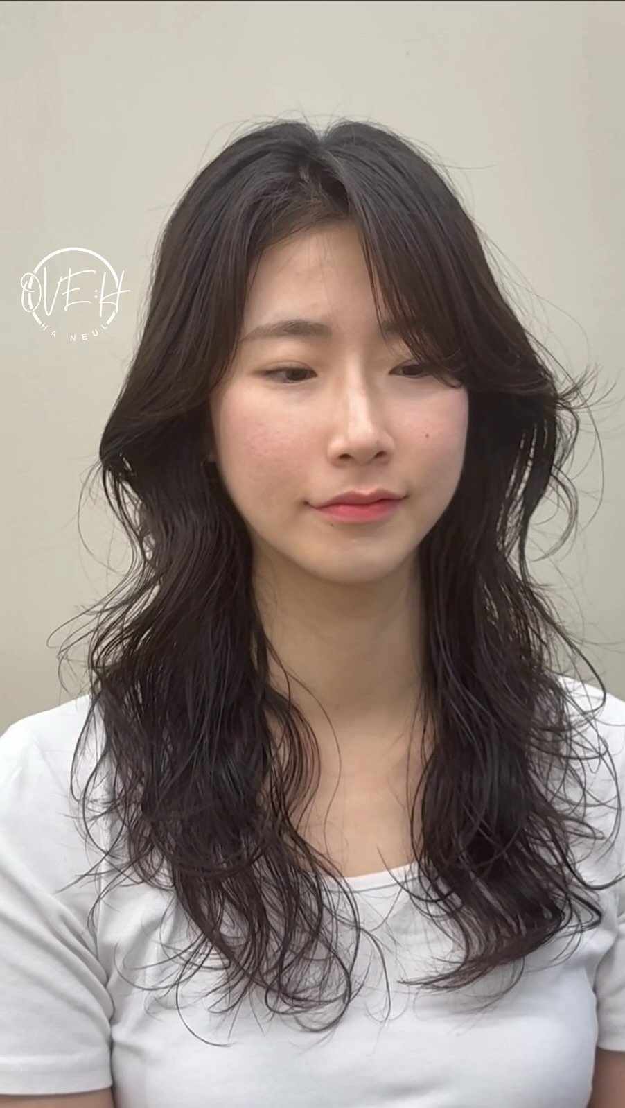 ove.h_hn 게시물 이미지: 가벼운 레이어드로 흐름을 살린 #허쉬컷,
소프트한 웨이브감을 더한 #히피펌...