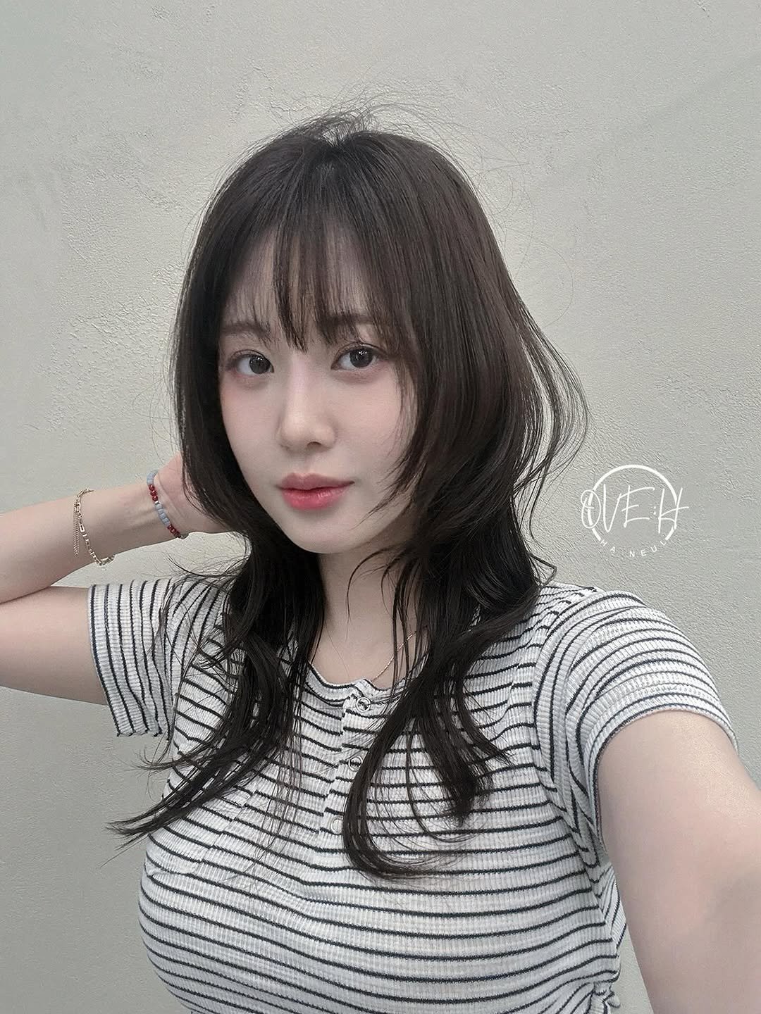 Photo by 부산용호동미용실 오브에이치 하늘 | 퍼스널컬러 레이어드컷 히피펌 in Busan, South Korea. May be an image of 1 person.