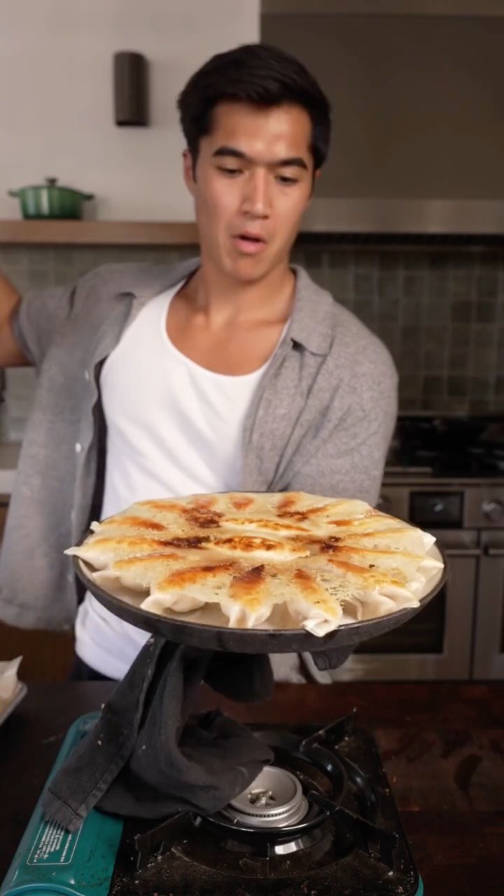 owen.han 게시물 이미지: Crispy Dumpling Skirt 🥟 

Ingredients (~4...