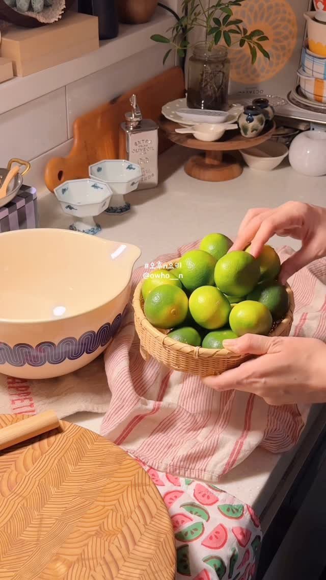 owho__n 게시물 이미지: 청귤청귤🍊🍊

실컷 낮잠자다가 일어나서
청귤청만드는 사람이 바로...