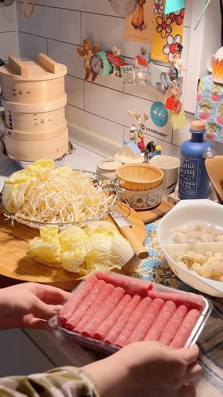 owho__n 게시물 이미지: 아이추워🩵

날이 너무추워서 샤브샤브를해먹을까 하다가
찜쪄먹기🤭

출근한뒤로는...