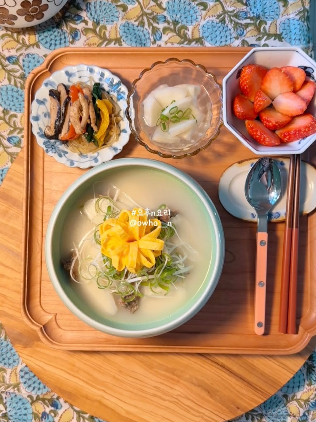 Photo shared by 오후n요리 • 윤김윤의 세식구 🏠🍚 on December 31, 2025 tagging @owho__n. May be an image of tofu, congee, chinaware, porridge, tableware and text that says '#오후n요리 @owho 一ロ'.