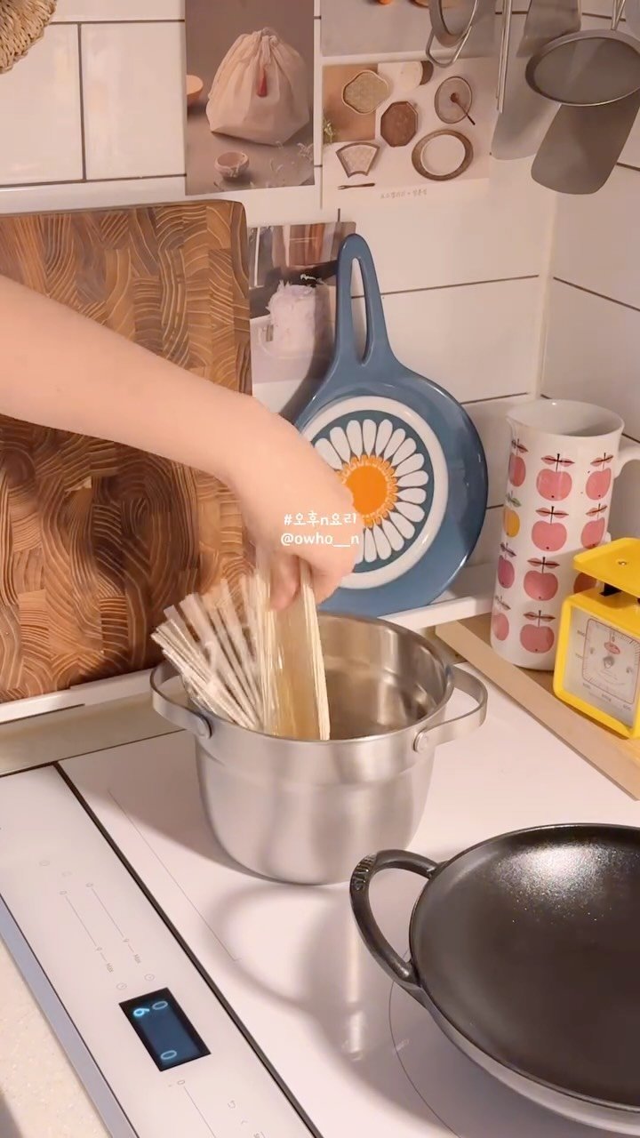 owho__n 게시물 이미지: 애쓰다
: 마음과 힘을 다하여 무엇을 이루려고 힘쓰다.

조화롭되 조잡하지 않으려...