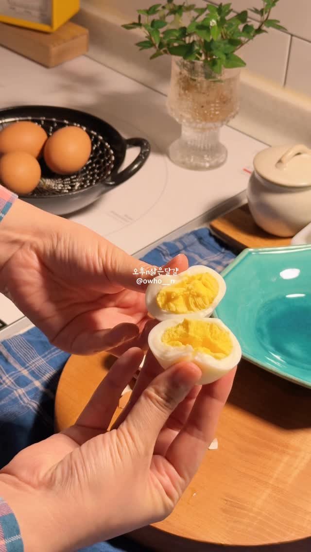 owho__n 게시물 이미지: 삶은달걀

먹고사는 요즘🤭🤭

겨우 달걀 네알삶는데 저래 온 정성을...