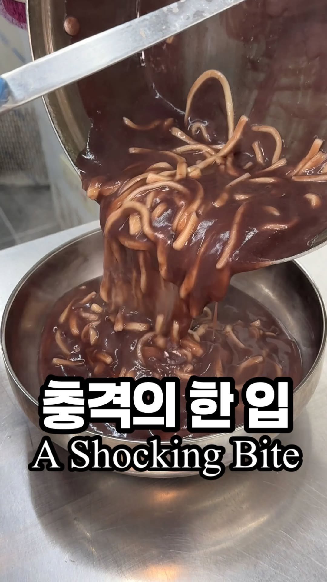 owol_foodie 게시물 이미지: 자가제면 칼국수를 먹으러 갔는데요. 먼저 나온 건 보리밥! 고추장을 넣고 비벼...