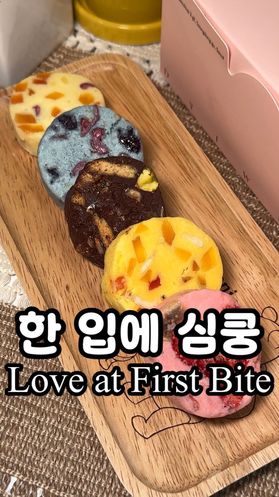 owol_foodie 게시물 이미지: 겉은 알록달록 예쁜데, 속은 보물창고🎁
달콤·고소·상큼 5가지 맛이 한 상자에...