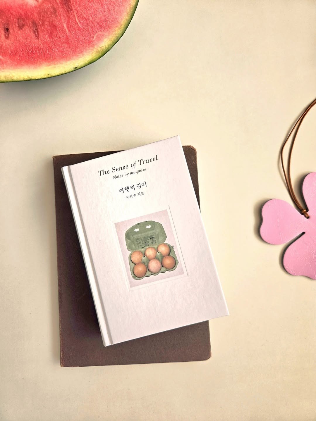 owolbooks 게시물 이미지: .
📖
매일 밤, 잠들기 전에는 일기를 쓴다. 여행을 하면 흐릿했던 감각이...