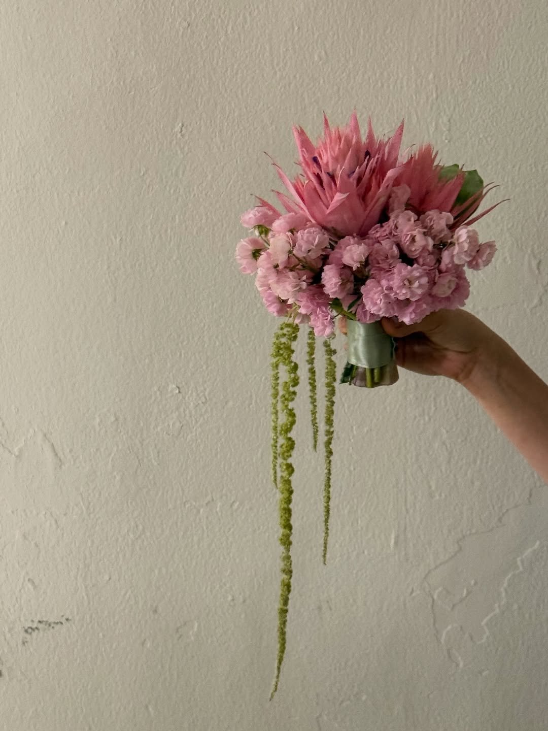 owolyeoleumflower 게시물 이미지: ⠀
넝쿨장미의 계절이 왔어요 
오월의 느낌 담아 올해 넝쿨은 미니멀하게...