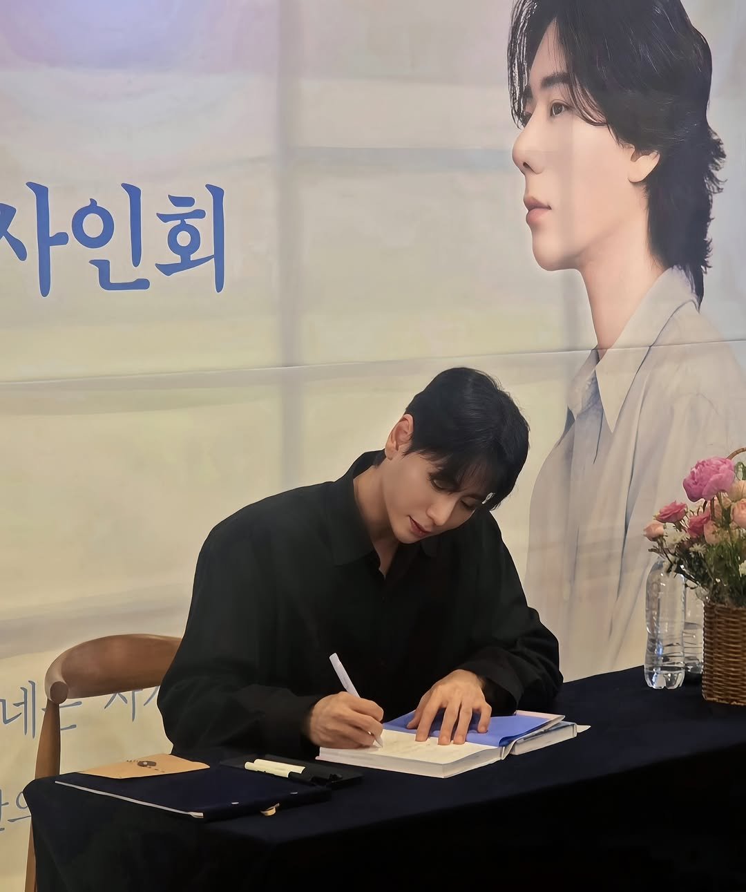 owook 게시물 이미지: 교보문고 광화문점 사인회를 마쳤습니다. 또 뵙는 얼굴, 새로 인사를 나눈 분들 모두...