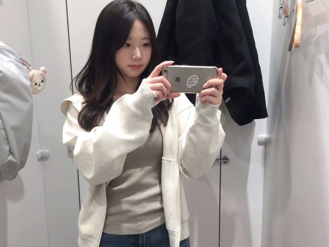 Photo shared by 수연 sooyeon on February 23, 2026 tagging @uniqlokr. May be a selfie of one or more people, hair, duffle coat, top, parka, clothes hanger, mirror and text.