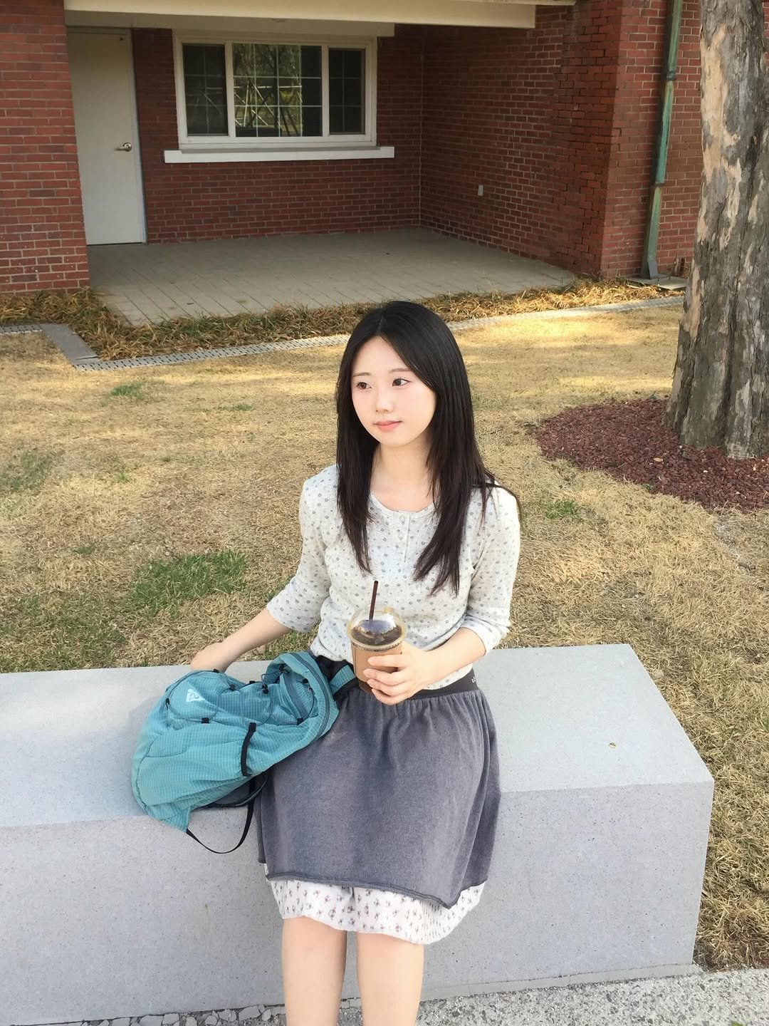 owoxuo 게시물 이미지: @heisan.official 기여운 가방 들고.~~
마지막은 더워서 지친...