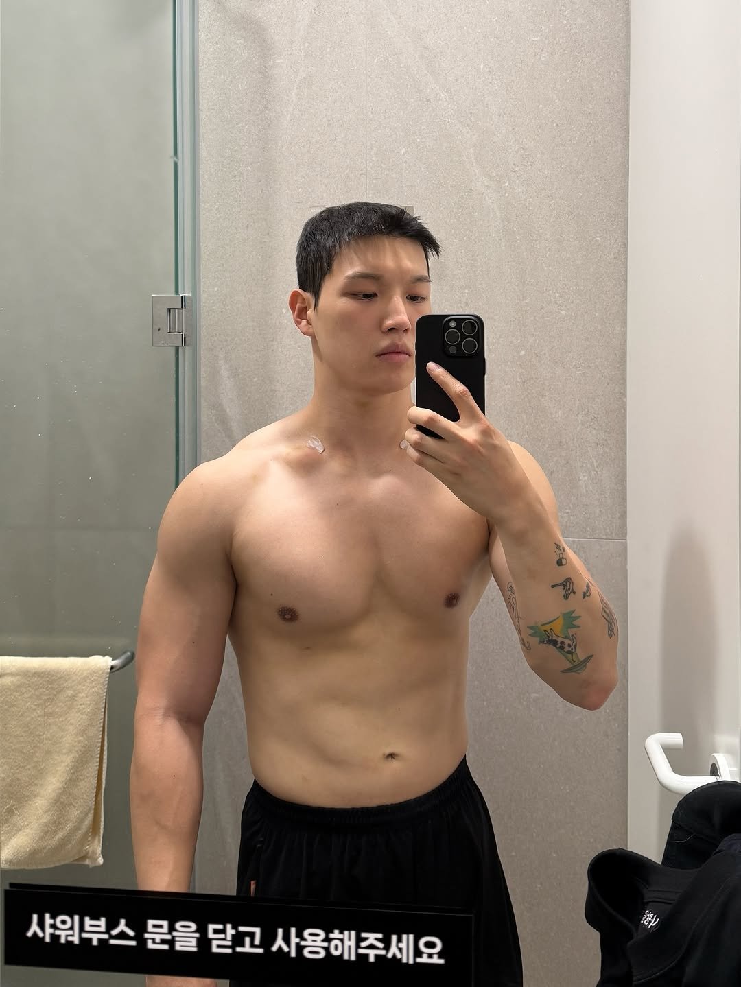 Photo by Walking Legacy on September 09, 2025. May be an image of 1 person, biceps and text that says '샤워부스 문을 닫고 사용해주세요'.