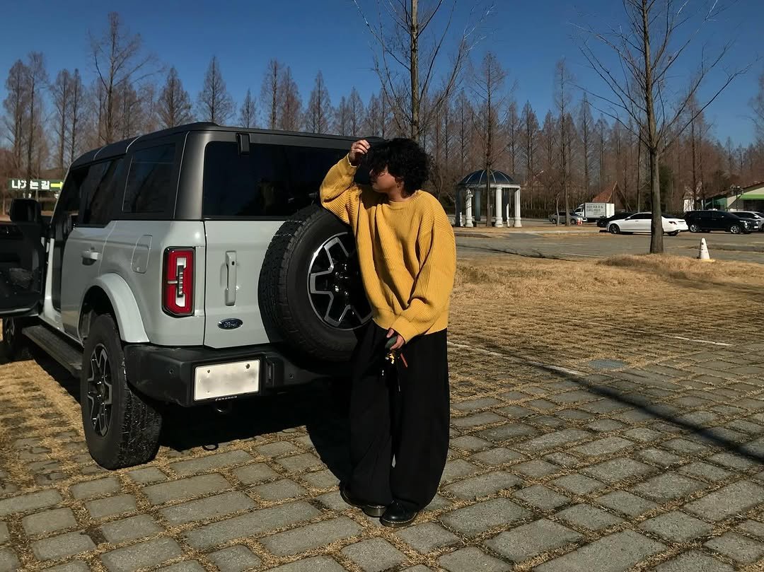 Photo shared by 오윤택/오태기 on December 26, 2025 tagging @ohtaeki_official. May be an image of jeep, car, truck, road and text.