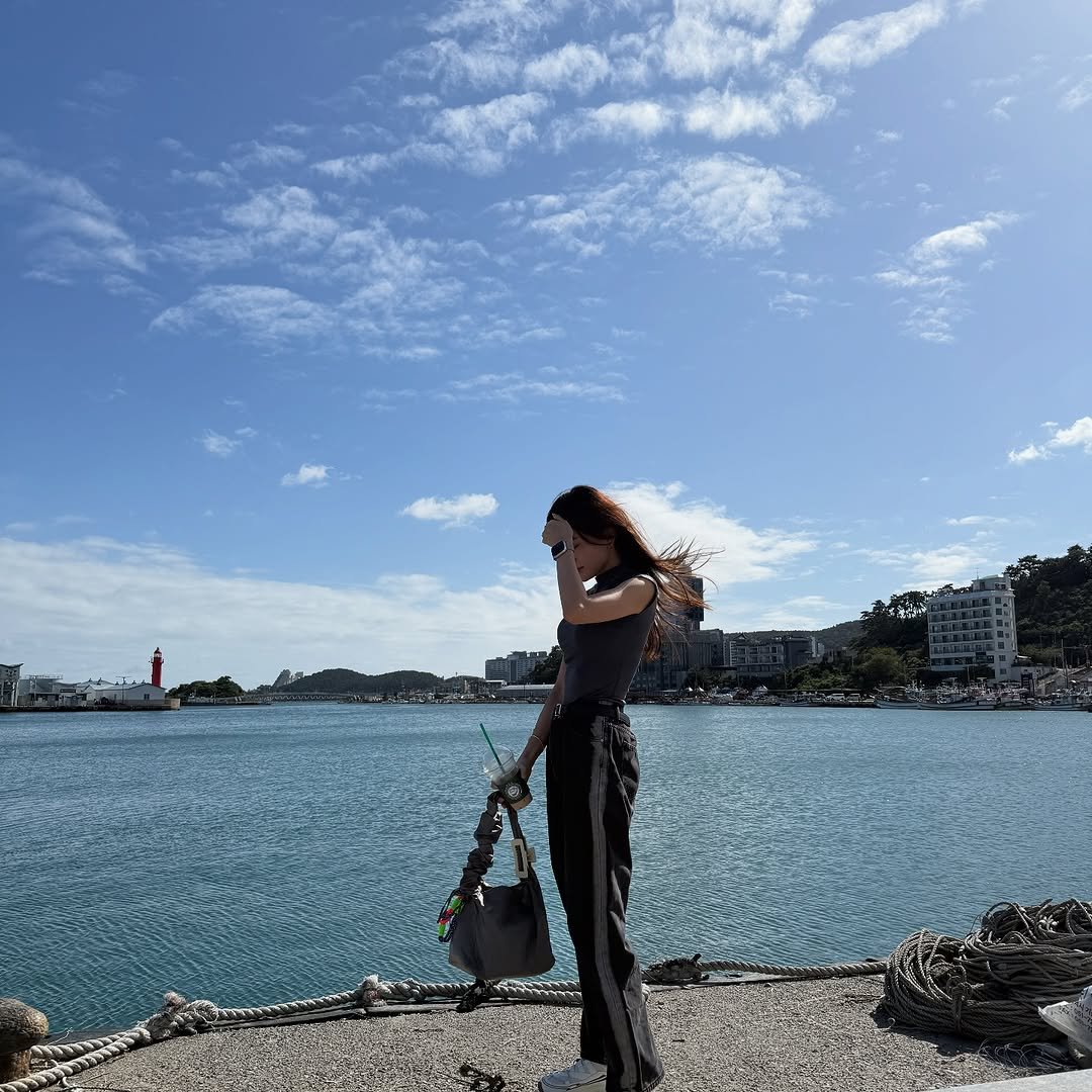 Photo by 여니 on September 21, 2025. May be an image of lake.