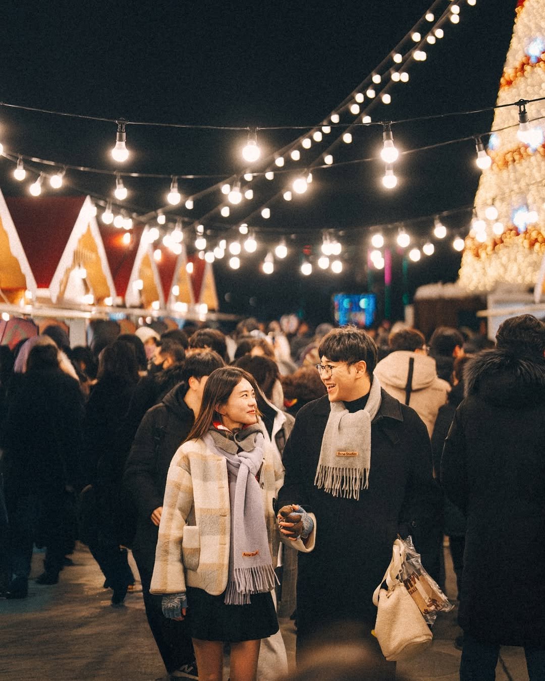 Photo shared by 웨딩스냅•커플스냅•가족스냅•필름&디지털웨딩 on December 22, 2024 tagging @caterpillar_j, and @p._.serendipity.