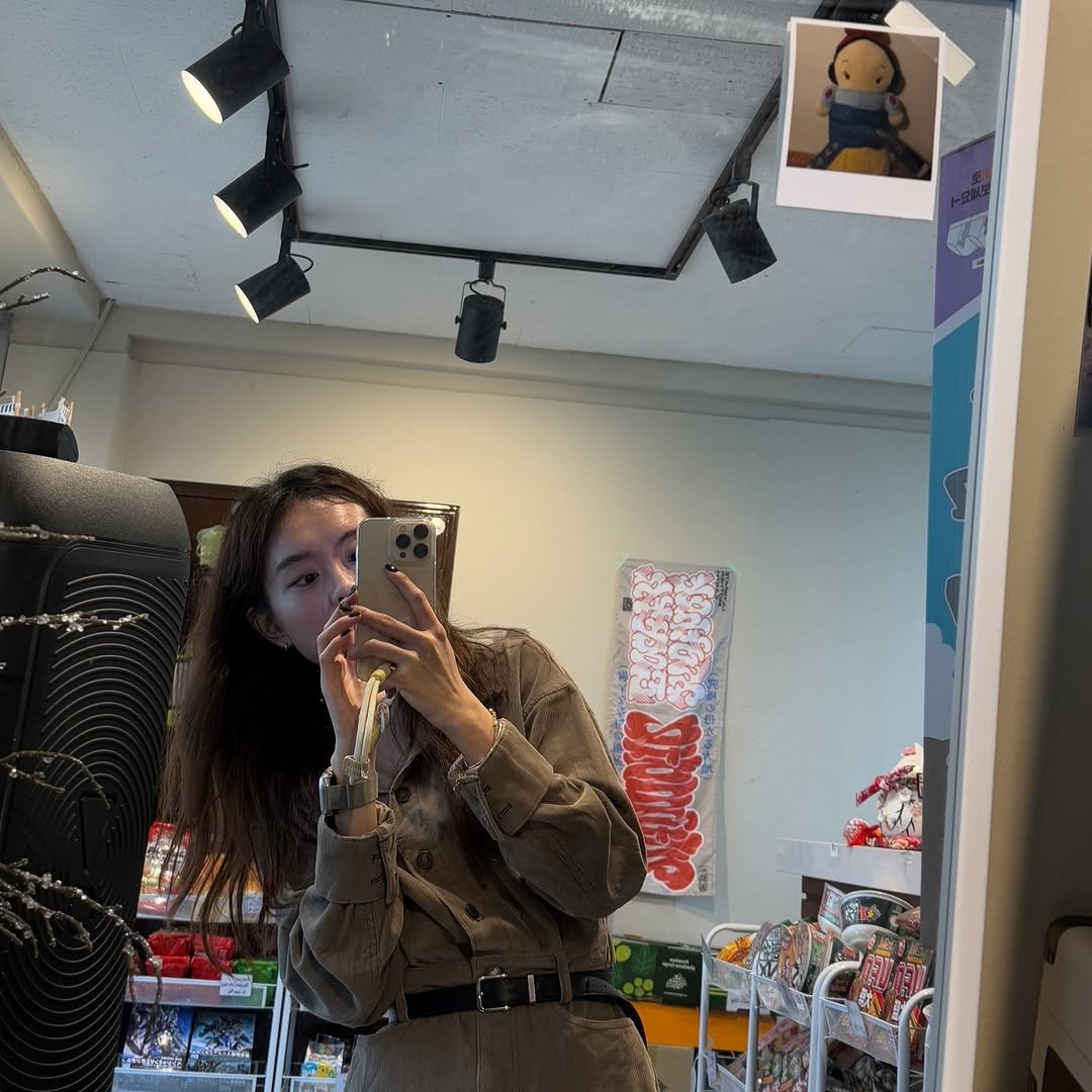 Photo by 여니 on October 06, 2025. May be a selfie of 1 person, duffle coat, lego, boots, mirror, parka and text.