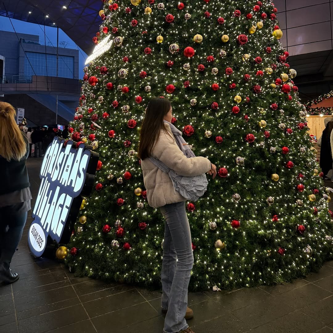 Photo by 여니 on December 12, 2025. May be an image of christmas tree, tinsel and text.