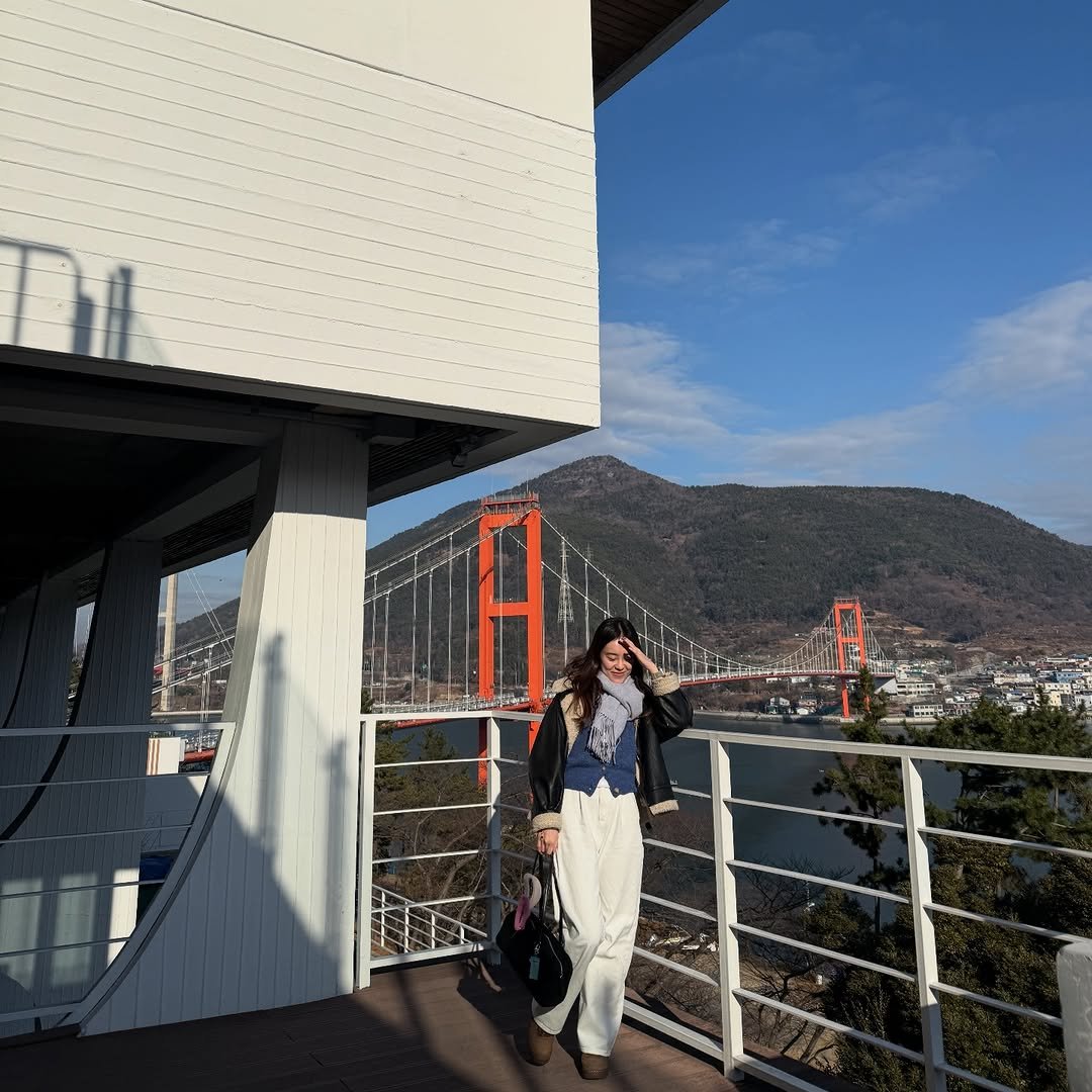 Photo by 여니 on December 28, 2025. May be an image of suspension bridge and text.