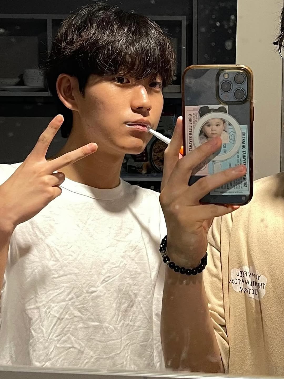 Photo by 박쏠티 / 중학생부터 시작하는 짭짤한 코디 on October 18, 2025. May be an image of phone.