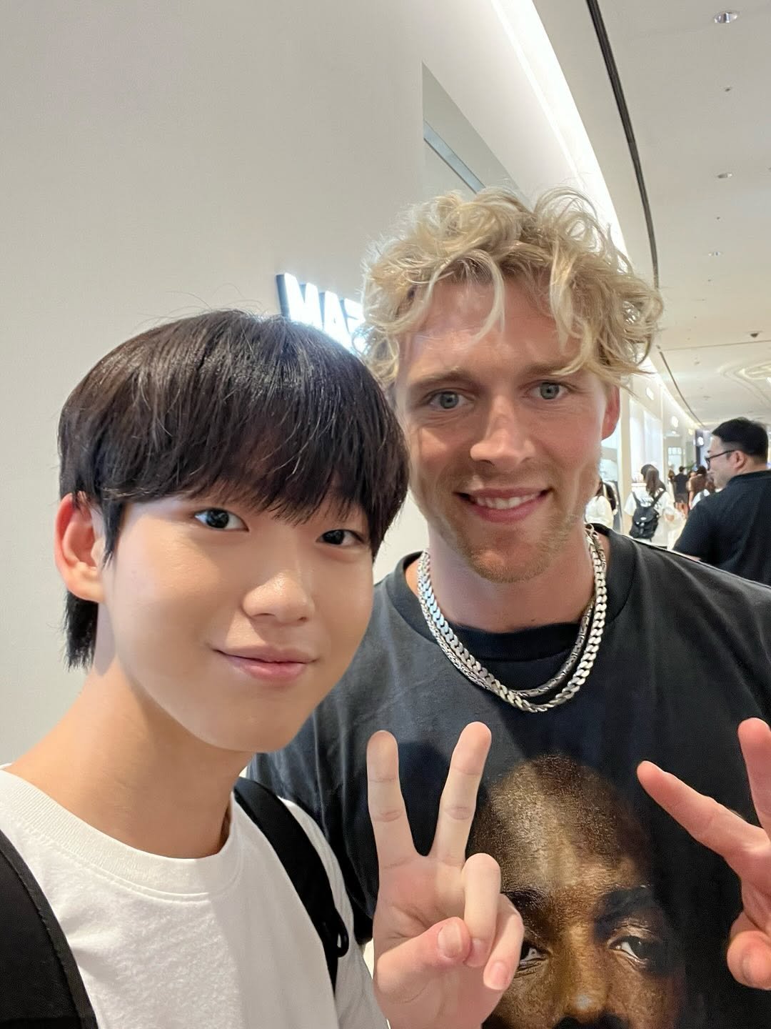 Photo shared by 박쏠티 / 중학생부터 시작하는 짭짤한 코디 on September 07, 2025 tagging @christophermusiccom.