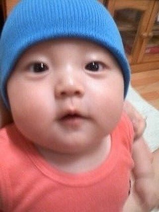 Photo by 박쏠티 / 중학생부터 시작하는 짭짤한 코디 on October 05, 2025. May be an image of 1 person, baby and hat.