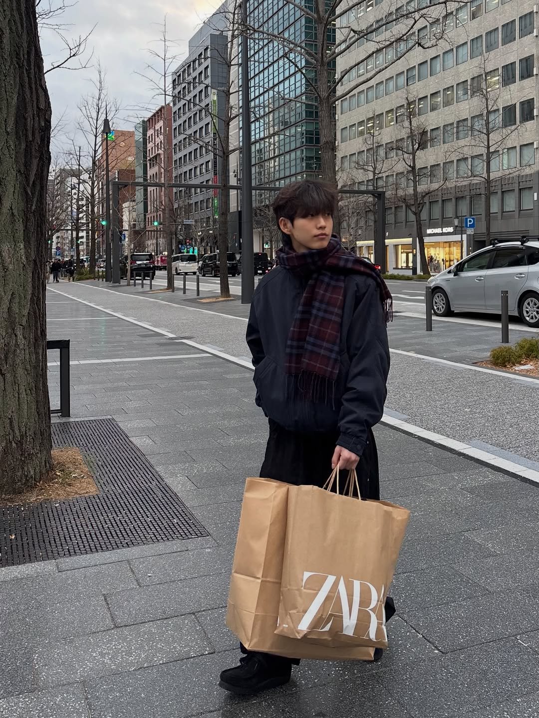 Photo by 박쏠티 패션 on January 29, 2026. May be an image of parka.