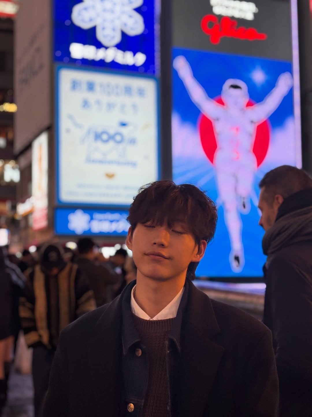 Photo by 박쏠티 패션 on January 30, 2026. May be an image of standing and signboard.