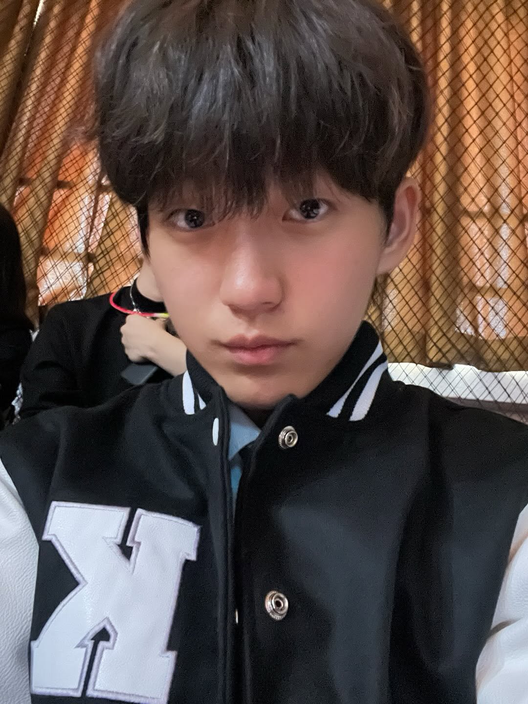 Photo by 박쏠티 / 중학생부터 시작하는 짭짤한 코디 on October 31, 2025. May be an image of one or more people and text.