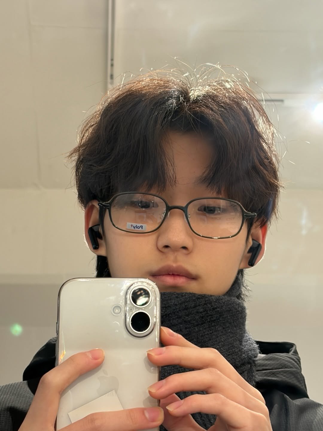 Photo by 박쏠티 / 중학생부터 시작하는 짭짤한 코디 on January 05, 2026. May be a selfie of one or more people, hair, phone, eyeglasses, mirror and text.