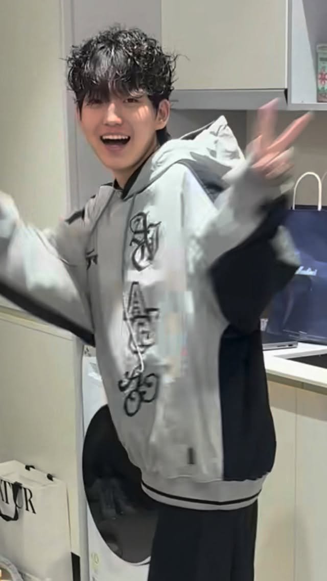 p.salty_fashion 게시물 이미지: 심하게 해맑은 촬영 비하인드