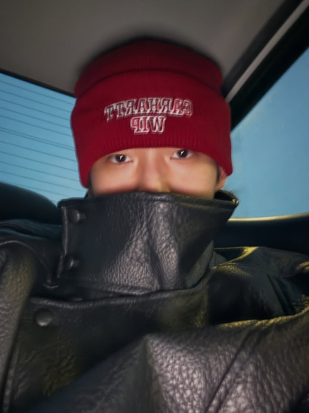 Photo by 박쏠티 / 중학생부터 시작하는 짭짤한 코디 on February 15, 2026. May be an image of hat, face mask, fleece, parka and text.