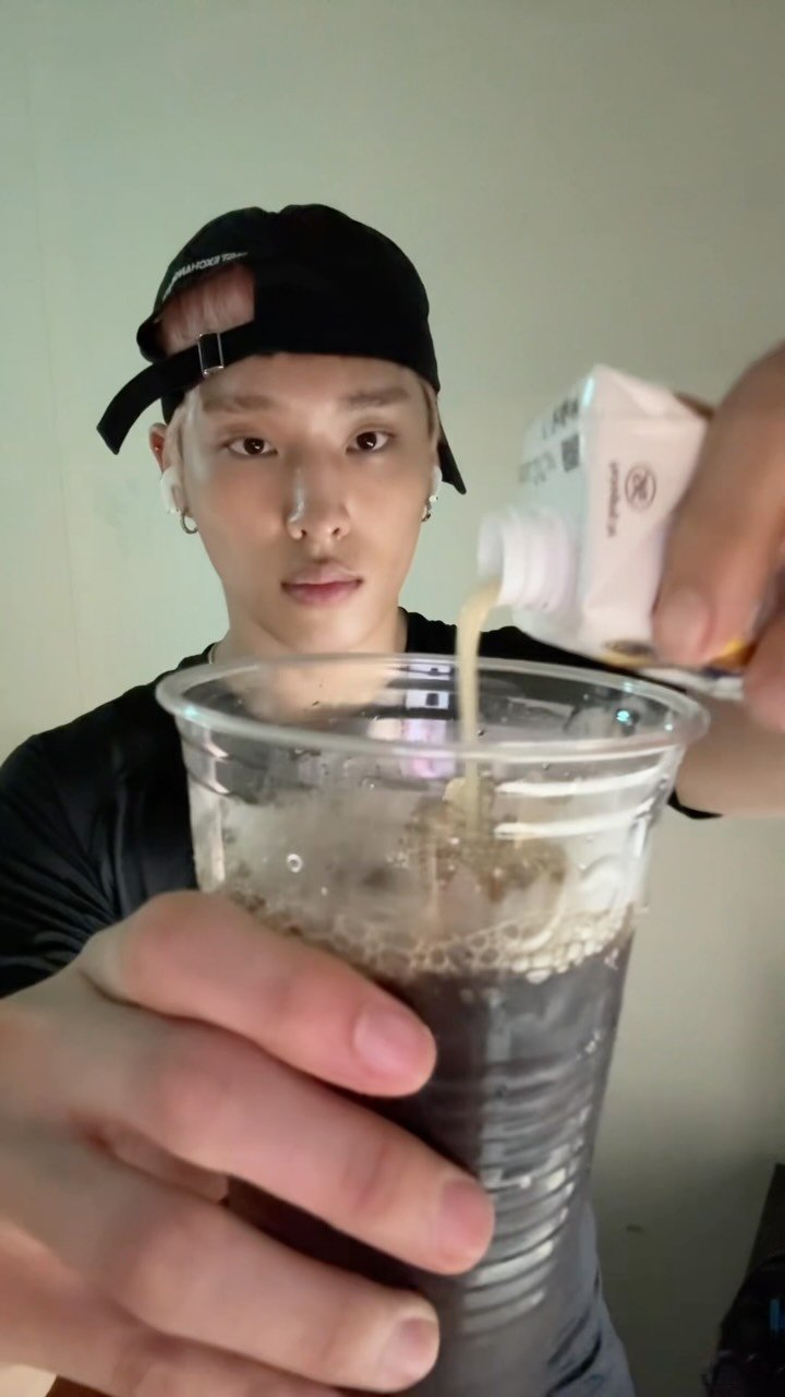 p1h_official 게시물 이미지: Like for more fun drink reviews...